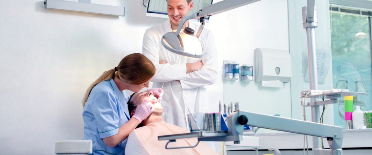 دراسة طب الأسنان في إيران