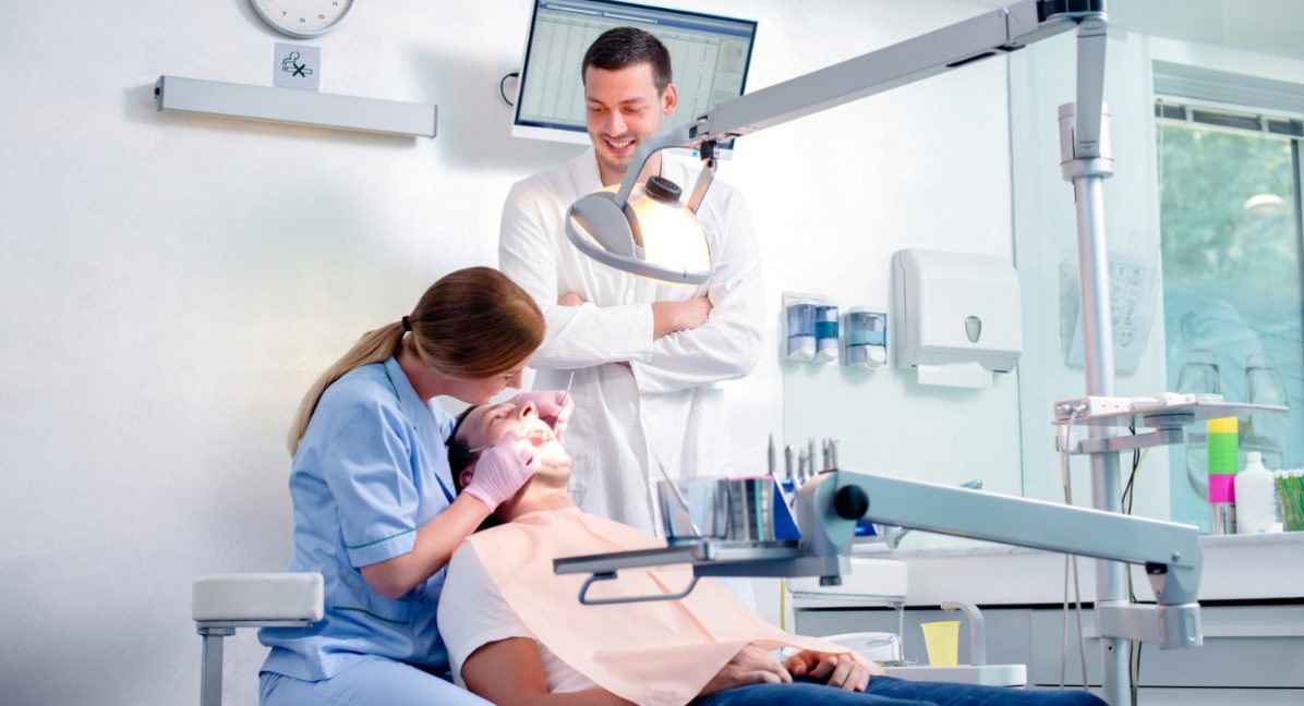 دراسة طب الأسنان في إيران