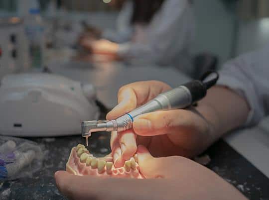 دراسة طب الأسنان في إيران